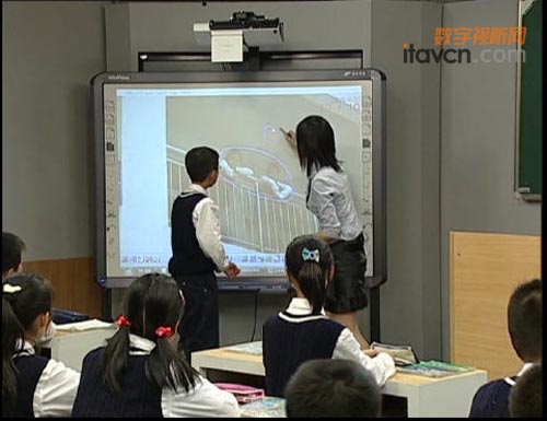 电子白板搭配短焦投影机开创教育新革命